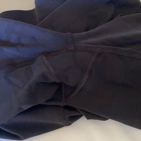 Lululemon Size 4 Black Crops, High Rise - Picture 7 of 7